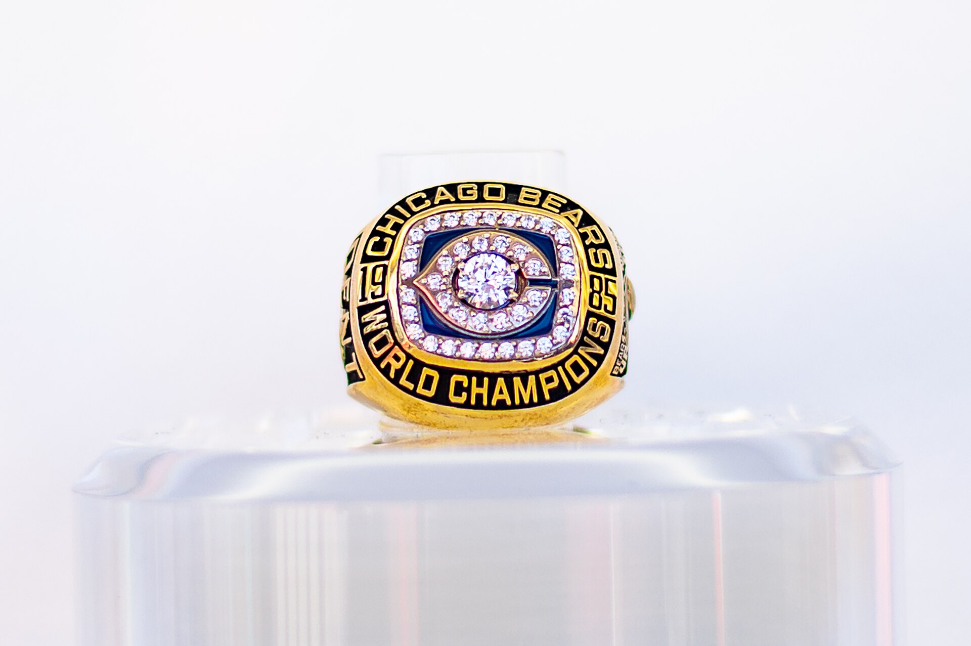 The Super Bowl XX championship ring given to members of the 1985 Chicago Bears, made of 10 karat gold with white gold insert and 40 diamonds
